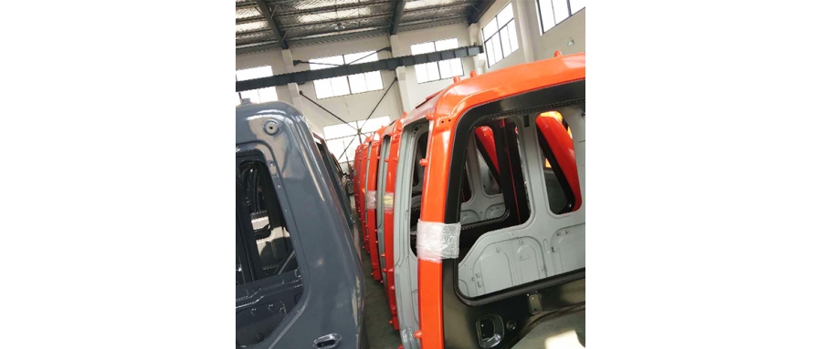 主要產(chǎn)品有：快速連接器、抓木器，振動(dòng)夯，液壓剪，移樹機(jī)，鉆坑機(jī)，松土器，等，同時(shí)生產(chǎn)銷售各種系列挖掘機(jī)零部件及相關(guān)配件。